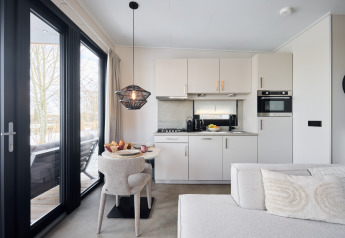Cuisine moderne et coin repas de la Happy Oak wellnesslodge au Holiday park Mölke, aux Pays-Bas.