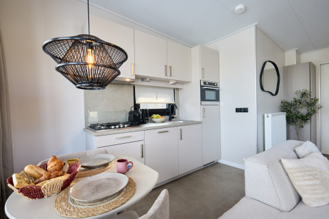 Cuisine et coin repas modernes au Happy Oak wellnesslodge, Holiday park Mölke, Pays-Bas.