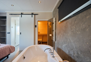 Wellness-Lodge mit freistehender Badewanne, Sauna und stilvollem Interieur bei Holiday park Mölke, Niederlande.
