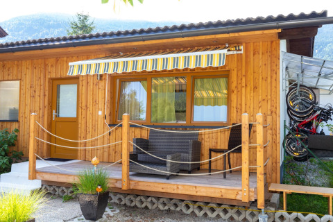 Hyggelig træbungalow med veranda, markise og cykler, set ved Blasge Bungalow 1 i Østrig.