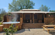 Tente safari « Cortijo la Perla » au Resort de Parel, Pays-Bas, avec jacuzzi extérieur et table de pique-nique.