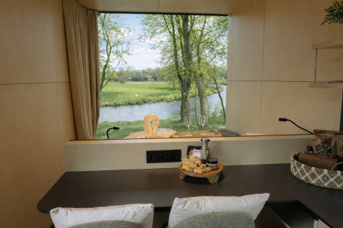 Udsigt fra River Mirrorlodge i Holiday park Mölke, Holland, med vinduesudsigt til flod og natur.