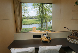 Udsigt fra River Mirrorlodge i Holiday park Mölke, Holland, med vinduesudsigt til flod og natur.