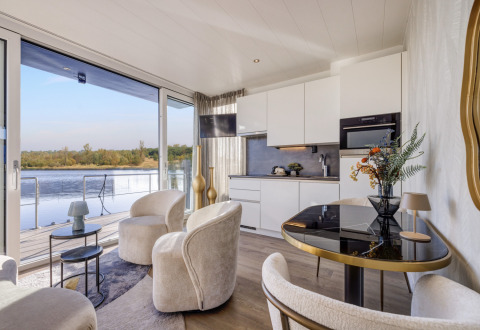 Alloggio moderno per vacanze sull’acqua a Marina Lemmer, Frisia, con interni eleganti e vista lago.