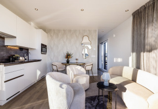 Moderne Ferienwohnung im Marina Lemmer Ferienpark in Friesland mit heller Küche und elegantem Wohnbereich.