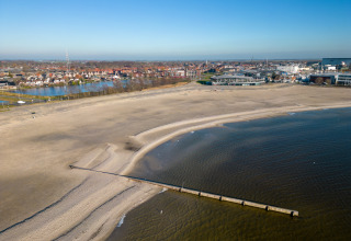 Luftaufnahme des Ferienparks Marina Lemmer in Friesland, Niederlande, mit Strand und Stadtansicht.