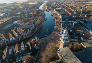 Luftaufnahme vom Marina Lemmer Ferienpark in Friesland, Niederlande, mit Kanälen, Booten und Altstadthäusern.