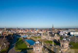 Luchtfoto van Marina Lemmer vakantiepark in Friesland, Nederland, met grachten en typisch Hollandse gebouwen.
