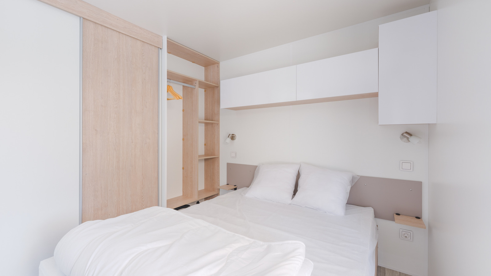Lichte, moderne slaapkamer in Cottage Prestige op Camping Seasonova Les Portes d'Alsace, Frankrijk.