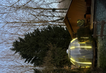 Avondzicht op Woody Safari Tent met jacuzzi en verlichte strepen bij Flower Camping de la Trye, Frankrijk.