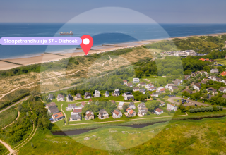 Luftfoto af Dishoek strand og området med små ferieboliger, markeret på kortet med Slaapstrandhuisje 37.