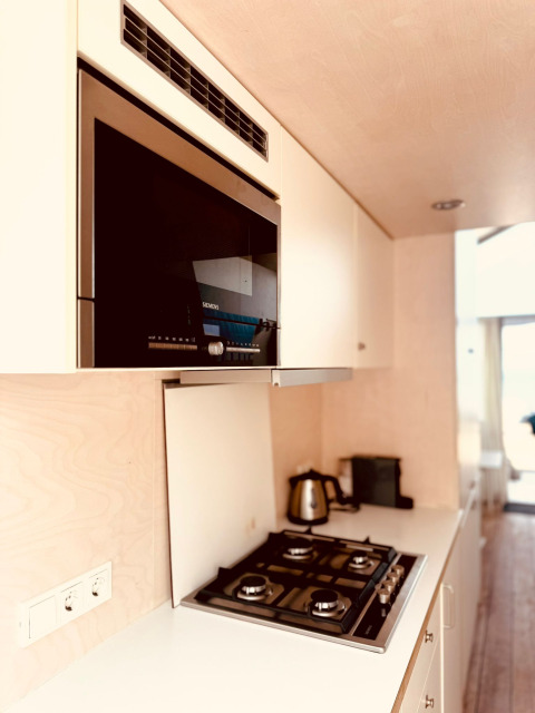 Cucina moderna con forno Siemens, piano cottura a gas e bollitore al Beach sleep house «Dishoek 37», Zeeland, Paesi Bassi.