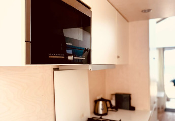 Cuisine moderne avec four Siemens, gazinière et bouilloire au Beach sleep house «Dishoek 37», Zeeland, Pays-Bas.