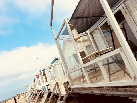 Fila de pequeñas casas de playa, como Beach sleep house «Dishoek 37», en Dishoek, Zeeland, Países Bajos.