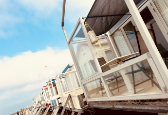 Rangée de petites maisons de plage dont Beach sleep house «Dishoek 37» sur la côte à Dishoek, Zeeland.