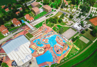Vue aérienne du parc de vacances Campsite Terme Tuhelj à Krapina-Zagorje, Croatie, avec piscines et toboggans.