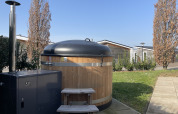 Bain nordique en bois avec poêle devant lodge Biesbosch, Resort Mooi Bemelen aux Pays-Bas.