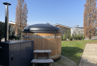 Bain nordique en bois avec poêle devant lodge Biesbosch, Resort Mooi Bemelen aux Pays-Bas.