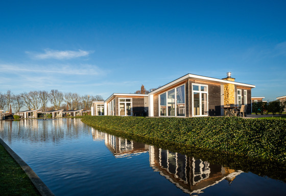 Moderne lodge in Biesbosch met hottub, grote ramen, terras en prachtig uitzicht aan het water.