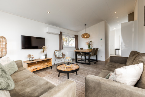 Moderne woonkamer en eetruimte in Biebosch lodge, Resort Mooi Bemelen, Nederland met sfeervol interieur.