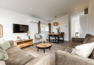 Modernes Wohnzimmer im Biebosch-Lodge im Resort Mooi Bemelen, Niederlande, mit gemütlicher Atmosphäre.