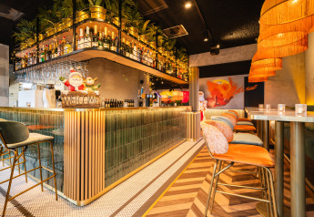 Farverig bar i Biebosch - tuinhuis på Resort Mooi Bemelen, Nederlandene med festlig indretning.