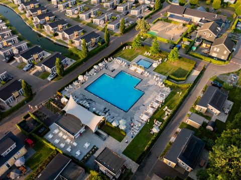 Photo aérienne de Biebosch - tuinhuis au Resort Mooi Bemelen, piscine et lodges aux Pays-Bas.