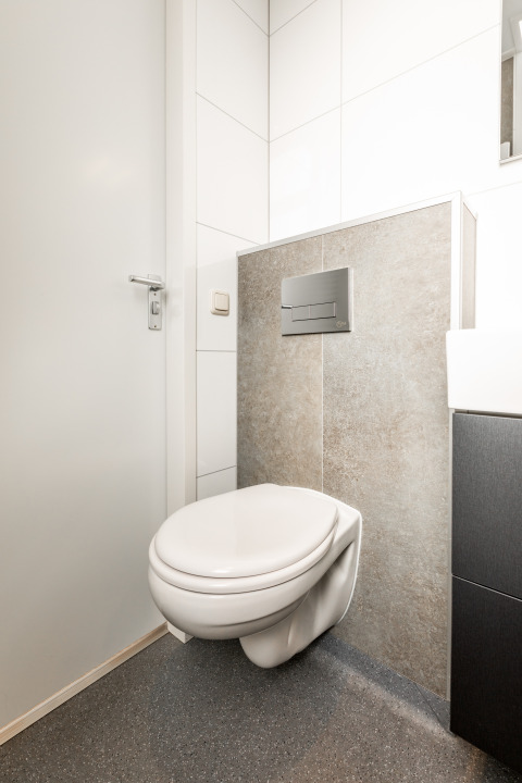 Toilettes murales modernes dans la salle de bains de Biebosch - tuinhuis, Resort Mooi Bemelen, Pays-Bas.