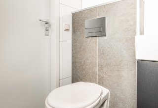 Toilettes murales modernes dans la salle de bains de Biebosch - tuinhuis, Resort Mooi Bemelen, Pays-Bas.