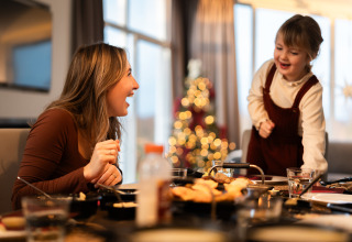 Mère et fille profitent d'un repas festif à Biebosch - tuinhuis au Resort Mooi Bemelen aux Pays-Bas.