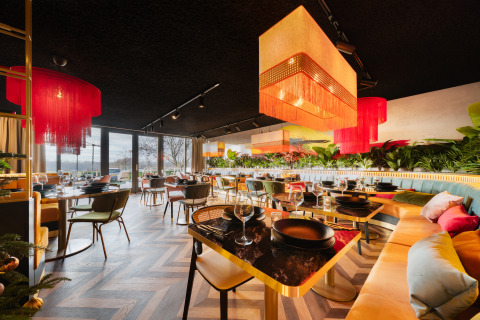 Modern restaurantinterieur bij Biebosch - tuinhuis op Resort Mooi Bemelen in Nederland, sfeervolle verlichting en luxe zitplaatsen.