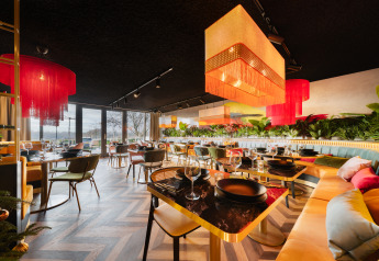 Modern restaurantinterieur Biebosch - tuinhuis, Resort Mooi Bemelen, met warme verlichting en stijlvolle zitjes in Nederland.