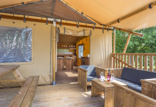 Safari-Zelt bei Dune Agriturismo in Italien mit Holzterrasse, Sitzbereich und Naturblick