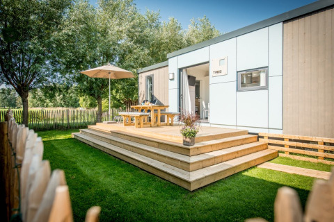 Moderne vakantiewoning met ruime houten veranda en buitenterras in Holiday Village Knokke, West-Vlaanderen, België.