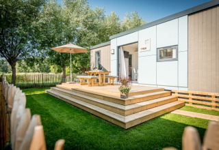Maison de vacances moderne avec grande terrasse en bois et mobilier extérieur à Holiday Village Knokke, Belgique.