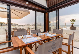 Vista da un ristorante sulla spiaggia al campeggio Spina Family Collection in Emilia-Romagna, Italia.
