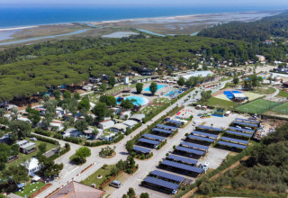 Vista aerea del campeggio Spina Family Collection in Emilia-Romagna, Italia, vicino al mare e circondato da boschi.