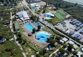 Luchtfoto van Camping Spina Family Collection in Emilia-Romagna, Italië, met zwembaden en zonnepanelen.