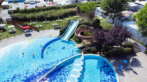 Vista aerea del campeggio Spina Family Collection in Emilia-Romagna, Italia, con piscina e scivoli d'acqua.