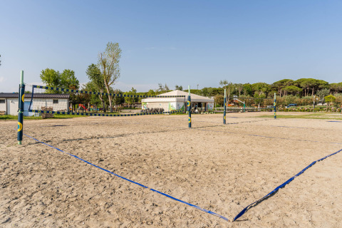 Campi da beach volley al campeggio Spina Family Collection in Emilia-Romagna, Italia, in una giornata soleggiata.