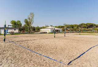 Campi da beach volley al campeggio Spina Family Collection in Emilia-Romagna, Italia, in una giornata soleggiata.