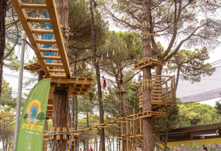 Parco avventura sugli alberi presso il campeggio Spina Family Collection in Emilia-Romagna, Italia.