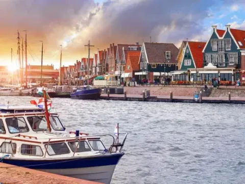 Farverig havnefront ved Marina Uitgeest i Nordholland, Holland, med både og traditionelle hollandske huse.