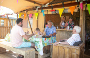 Familie isst gemeinsam im Safari-Zelt „de luxe“ auf dem Campingplatz 't Veld in den Niederlanden.