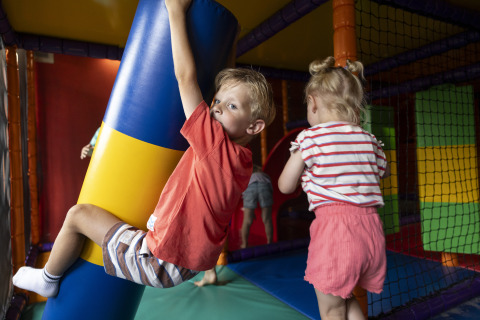 Niños juegan en un área de juegos interior en el Beach Chalet del Camping 't Veld en los Países Bajos.