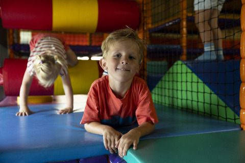 Kinderen spelen in een kleurrijke indoor speelruimte van de safaritent Tenthouse op Camping 't Veld, Nederland.