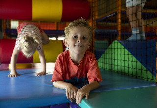 Kinderen spelen in een kleurrijke indoor speelruimte van de safaritent Tenthouse op Camping 't Veld, Nederland.