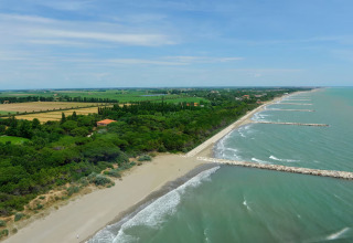 Luftbild vom Strand und Meer bei Dune Agriturismo Ferienpark in Venetien, Italien, mit viel Natur rundherum.