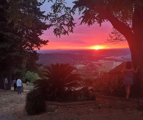 Mooie zonsondergang gezien vanuit een safaritent met eigen badkamer bij Agricampeggio La Prugnola, Italië.