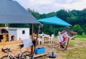 Personas relajándose en una tienda safari con baño privado en Domaine de La Velle, Francia.